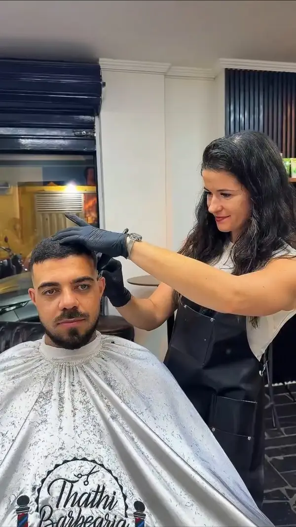 Thathiane Dias finalizando o degradê sem pente em um cliente