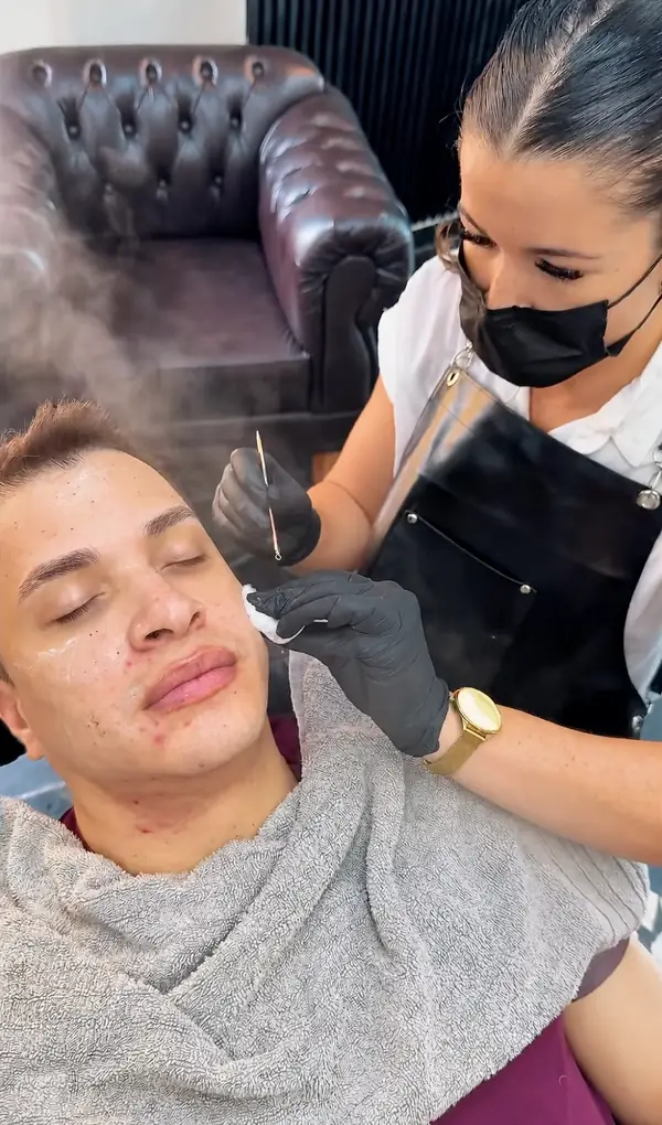 Thathiane Dias fazendo tratamento facial em um cliente